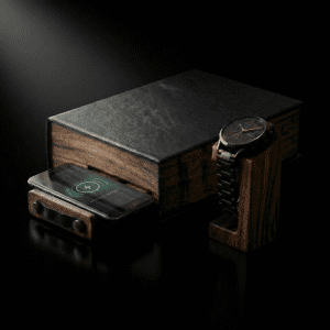Walnut Wizard Desk Organizer aus Walnussholz mit Buchdeckel, integrierter Lade-Schublade und Smartwatch-Halter auf schwarzem Hintergrund